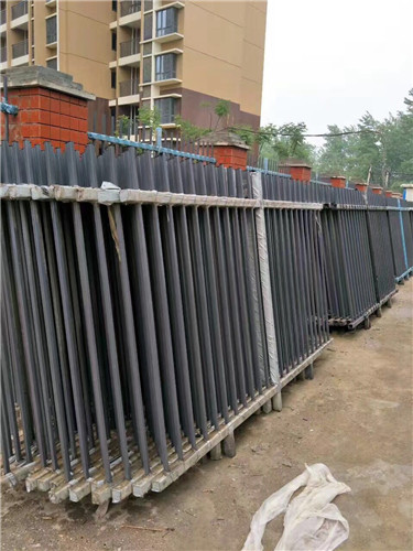 武汉锌钢围栏护栏厂家向大家介l铁艺围墙护栏常用的栏杆间距
